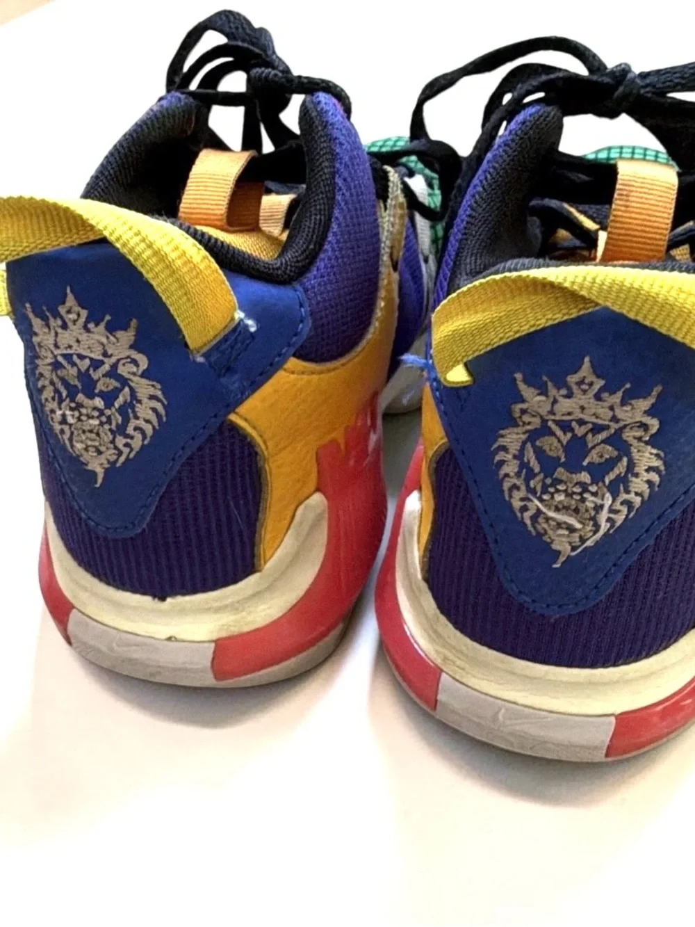 Nike LeBron Witness 7 GS Basketball Shoes Youth Size 5.5Y Multicolor Sneakers